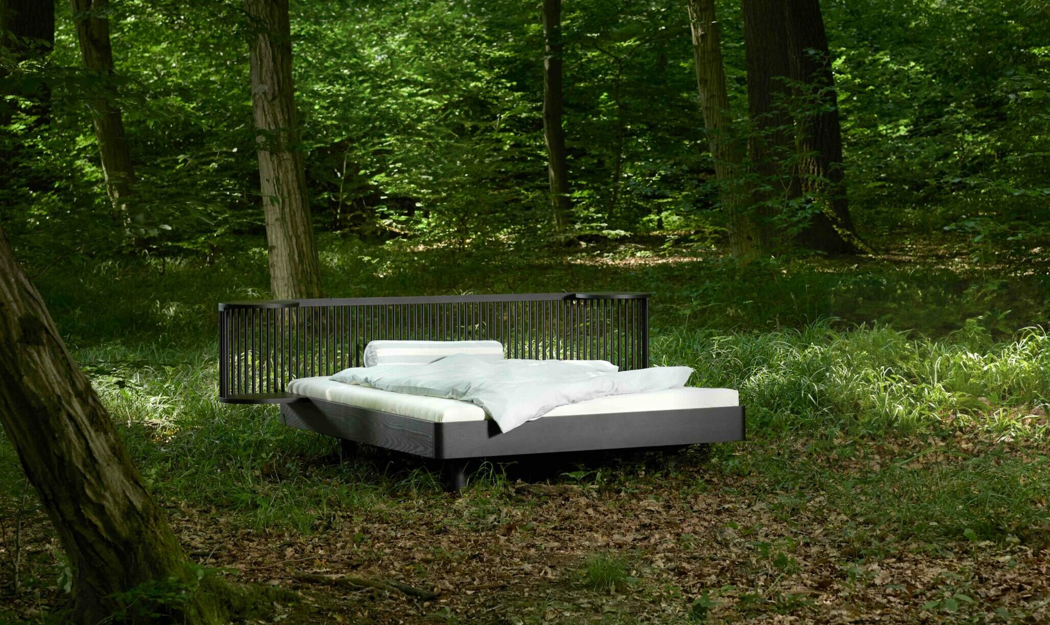 Fiinix Bett in grünem Wald