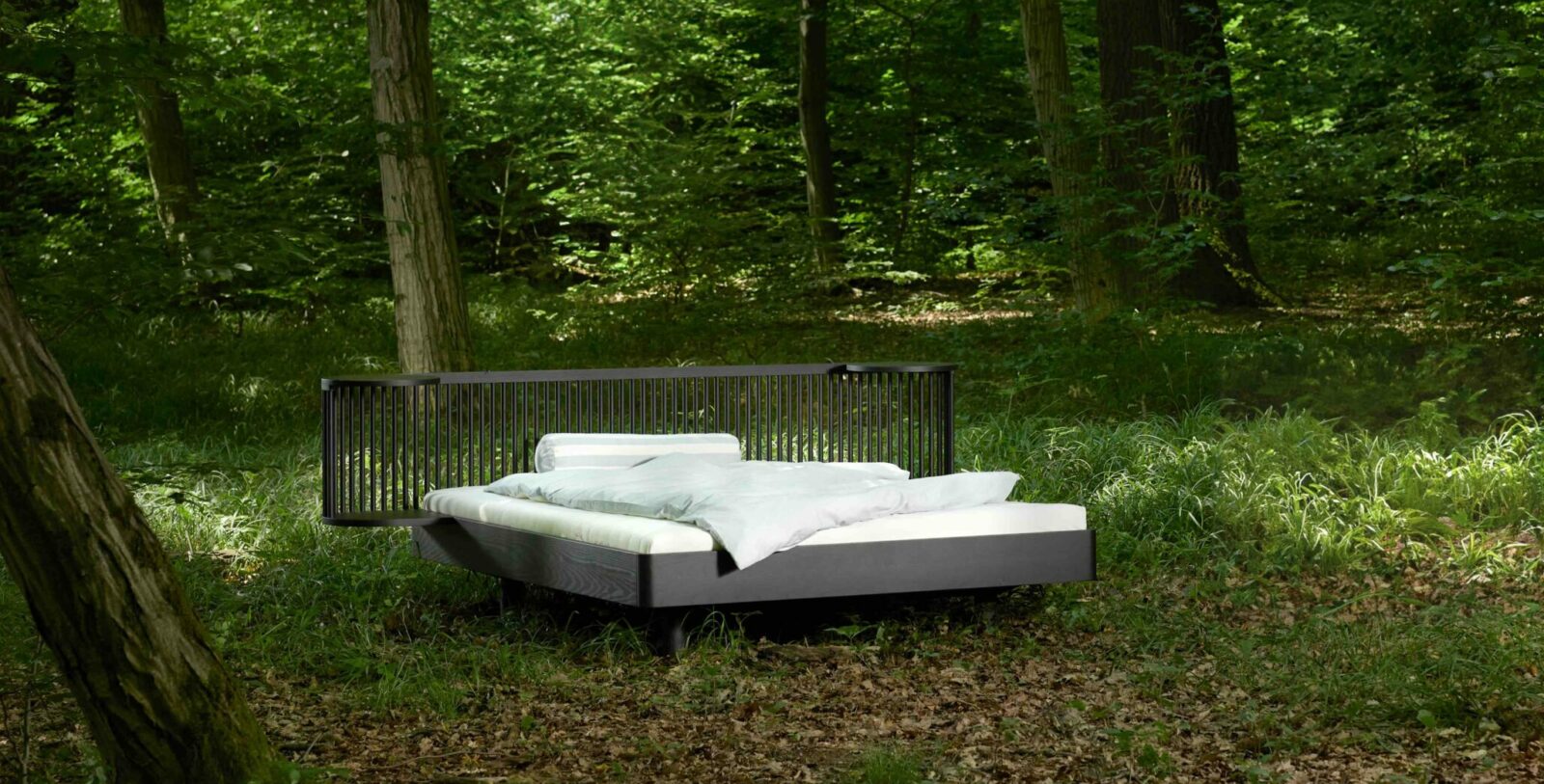 Fiinix Bett in grünem Wald