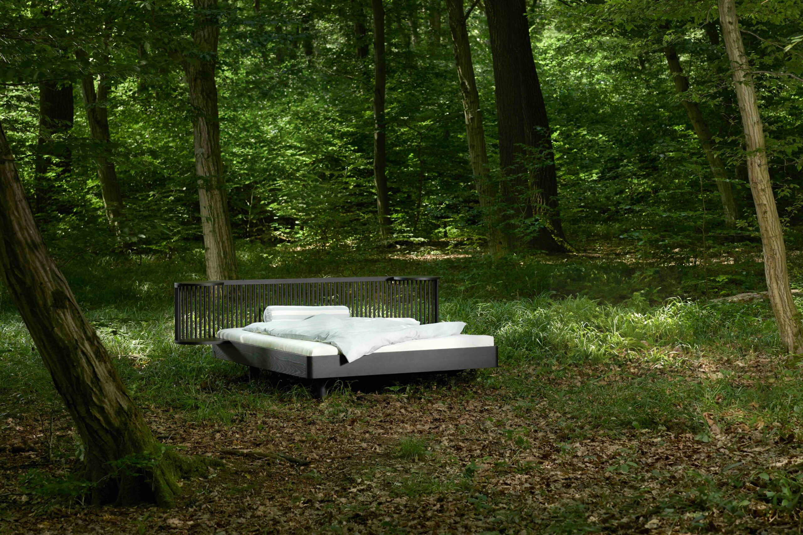 Fiinix Bett in grünem Wald
