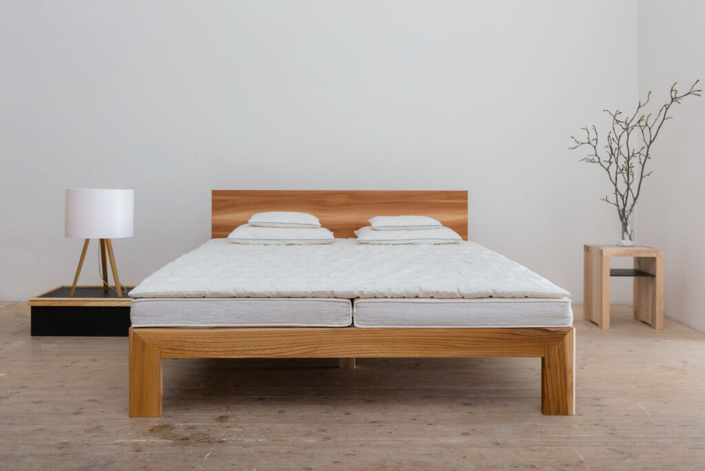 Das Bett slimm minimalistisch mit Stehlampe